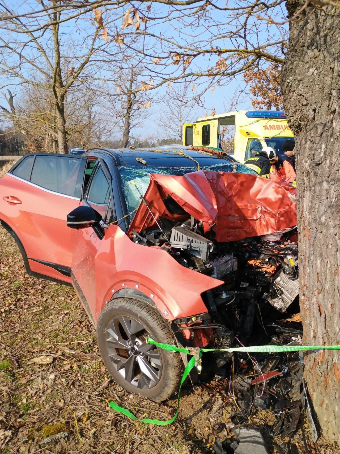 Tragédie na Jindřichohradecku. Řidič nepřežil náraz do stromu