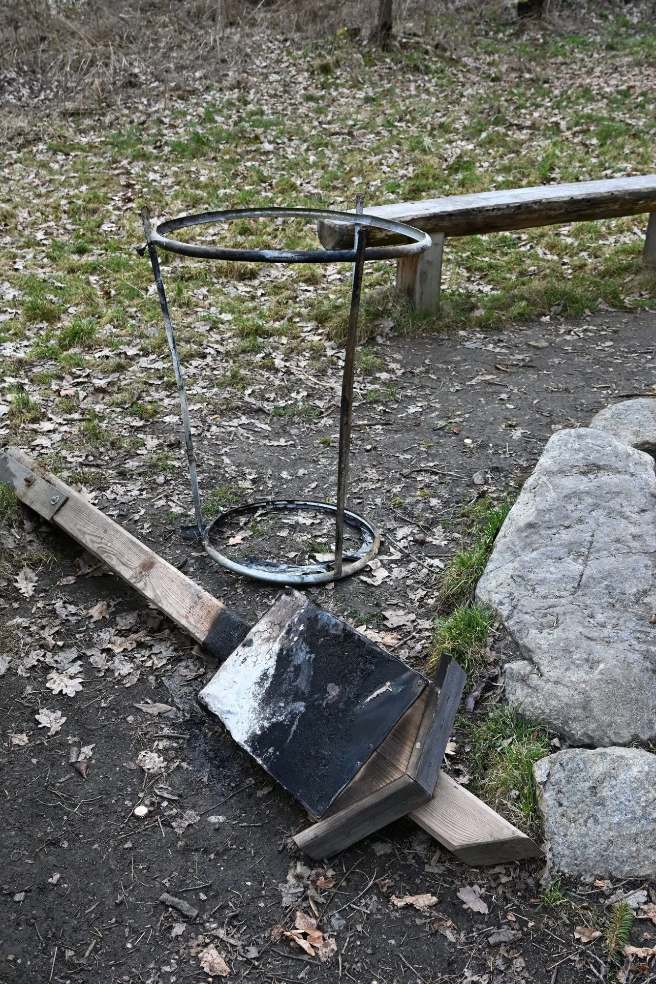 Vandalům neuniklo ohniště na Vohybale, spálili koš i ceduli. Město zvažuje fotopasti