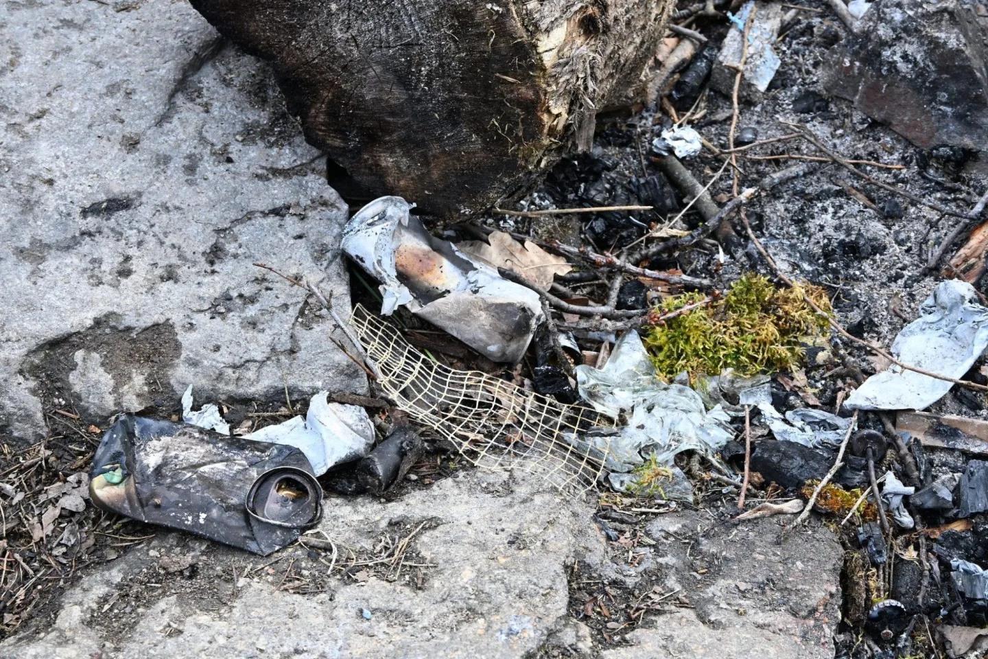 Vandalům neuniklo ohniště na Vohybale, spálili koš i ceduli. Město zvažuje fotopasti