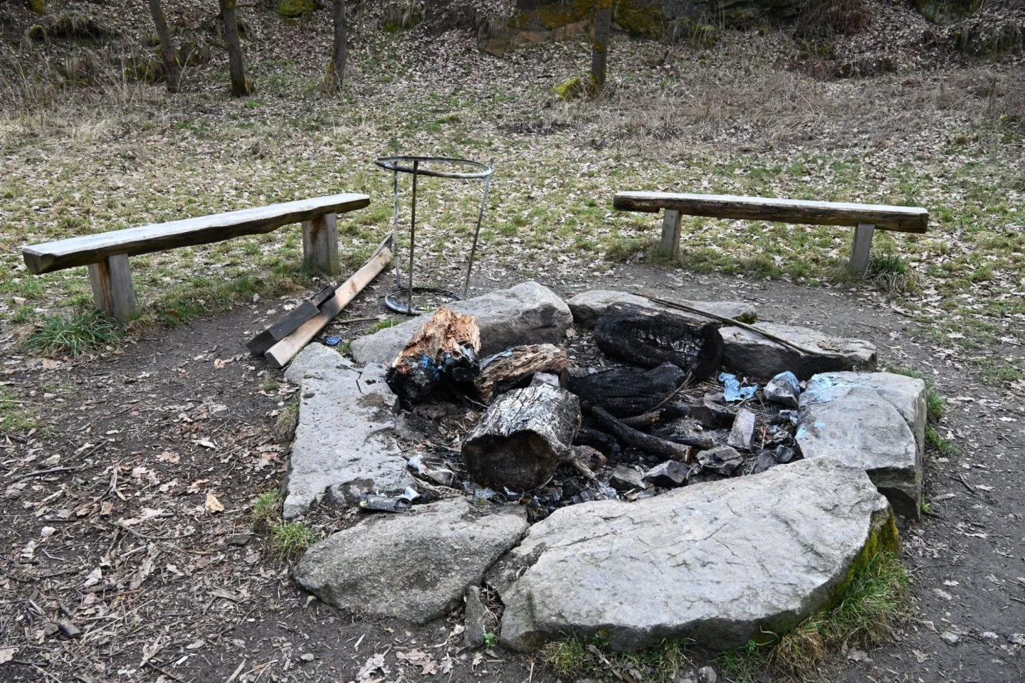 Vandalům neuniklo ohniště na Vohybale, spálili koš i ceduli. Město zvažuje fotopasti