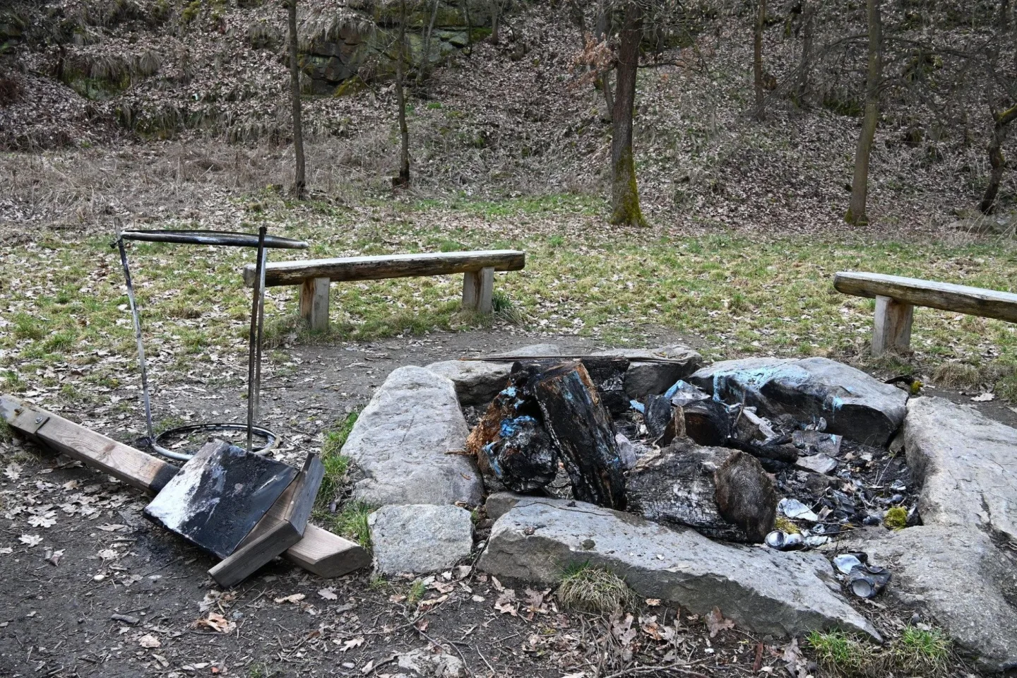 Vandalům neuniklo ohniště na Vohybale, spálili koš i ceduli. Město zvažuje fotopasti