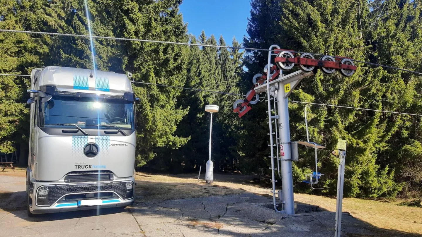 Průjezd pod lanovkou na Zadově vyšel řidiče draho. Způsobil škodu za půl milionu