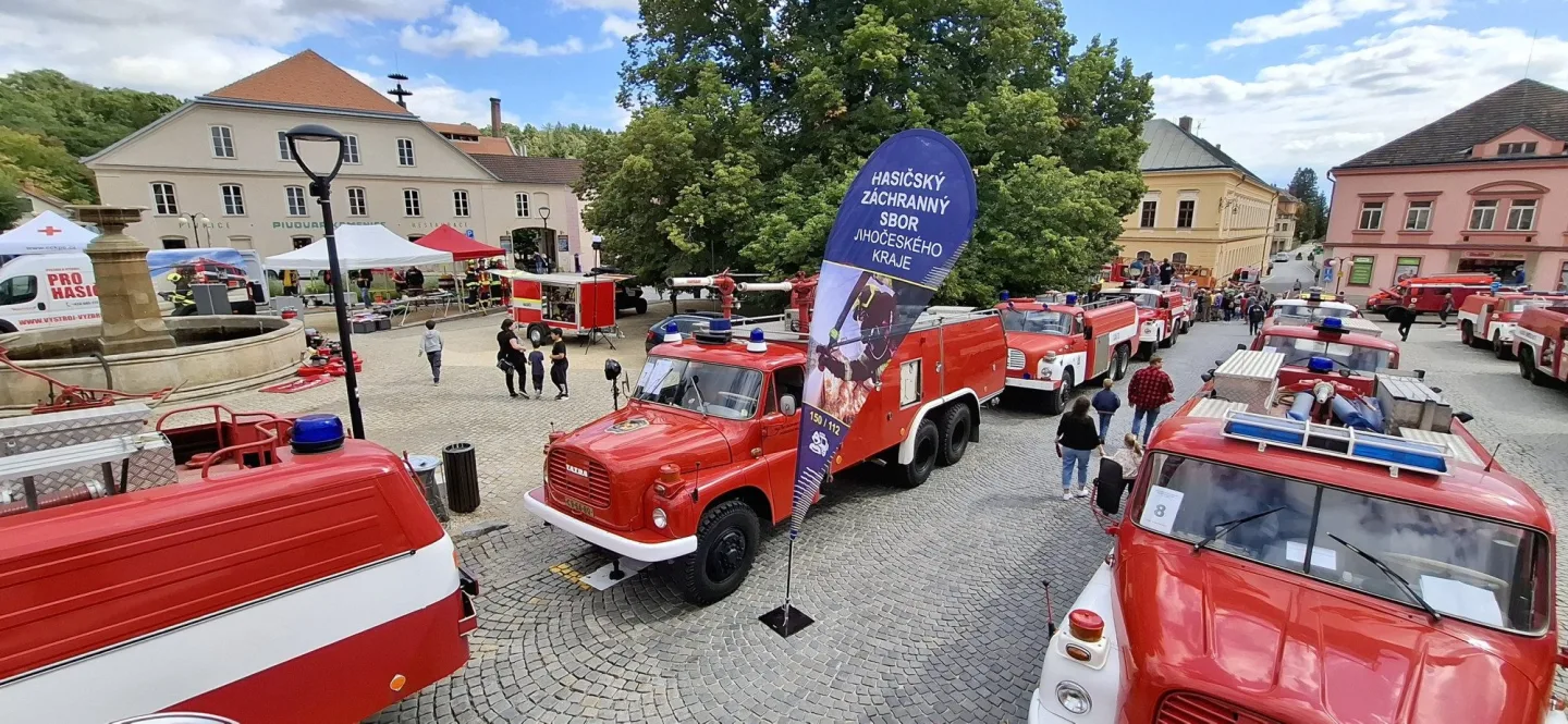 Jihočeští hasiči se rozloučili se starou dámou. Legendární Tatra 148 míří do muzea