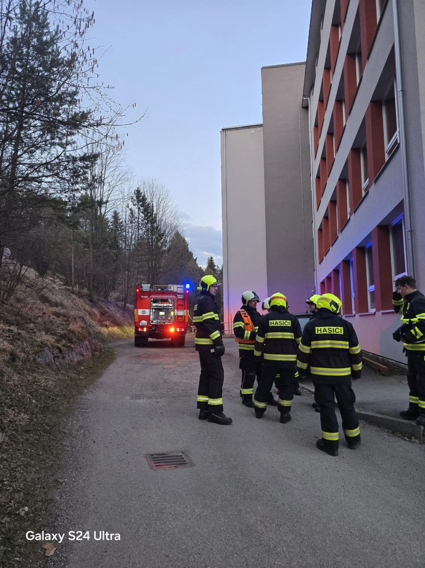 Hrající si děti založily požár nedaleko krumlovského gymnázia. Vyvázly bez zranění