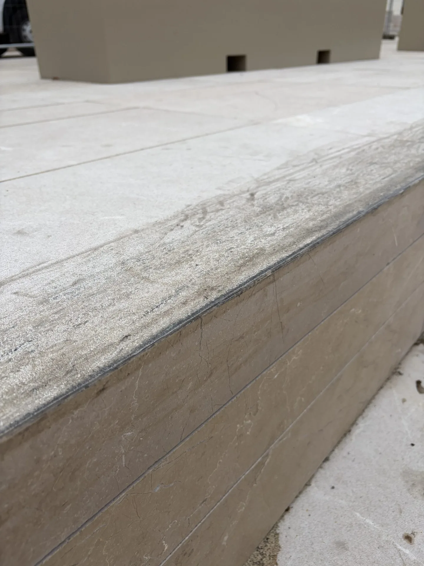 Skateboardisté si zajezdili u Slavie, poničili však schodiště. Policie zpřísní dohled