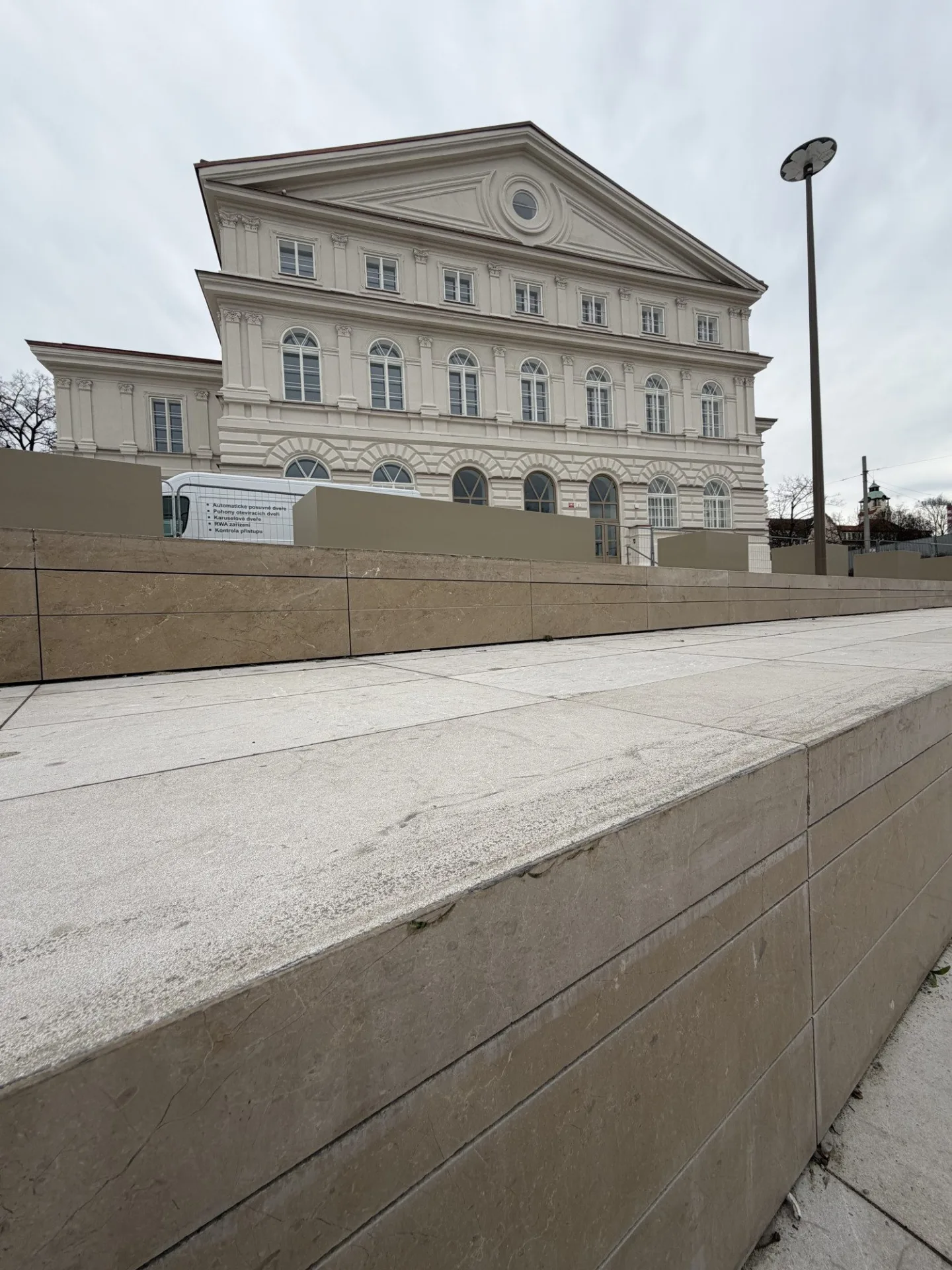 Skateboardisté si zajezdili u Slavie, poničili však schodiště. Policie zpřísní dohled