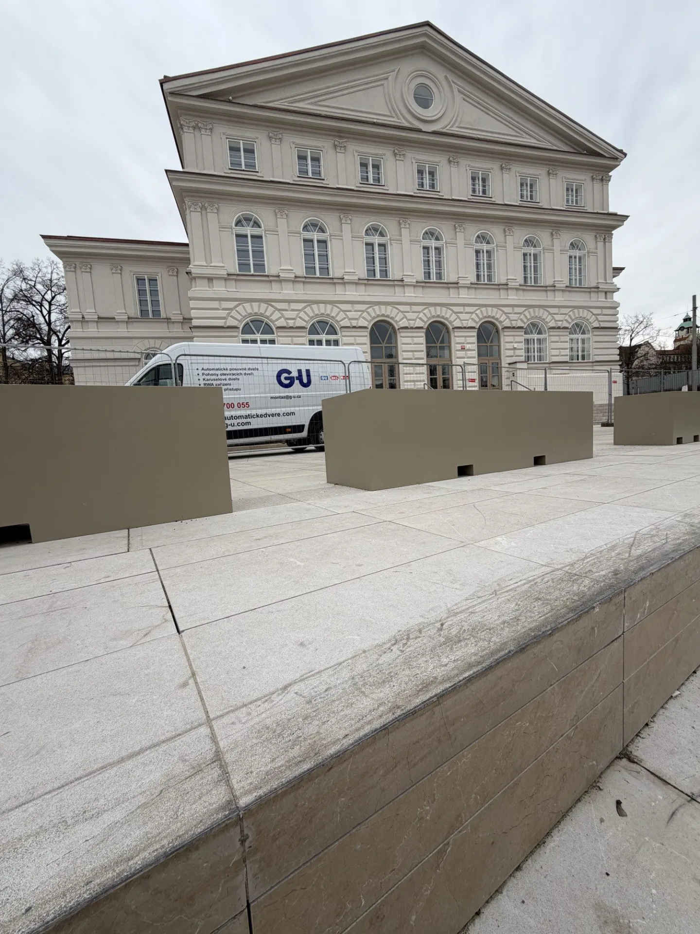 Skateboardisté si zajezdili u Slavie, poničili však schodiště. Policie zpřísní dohled