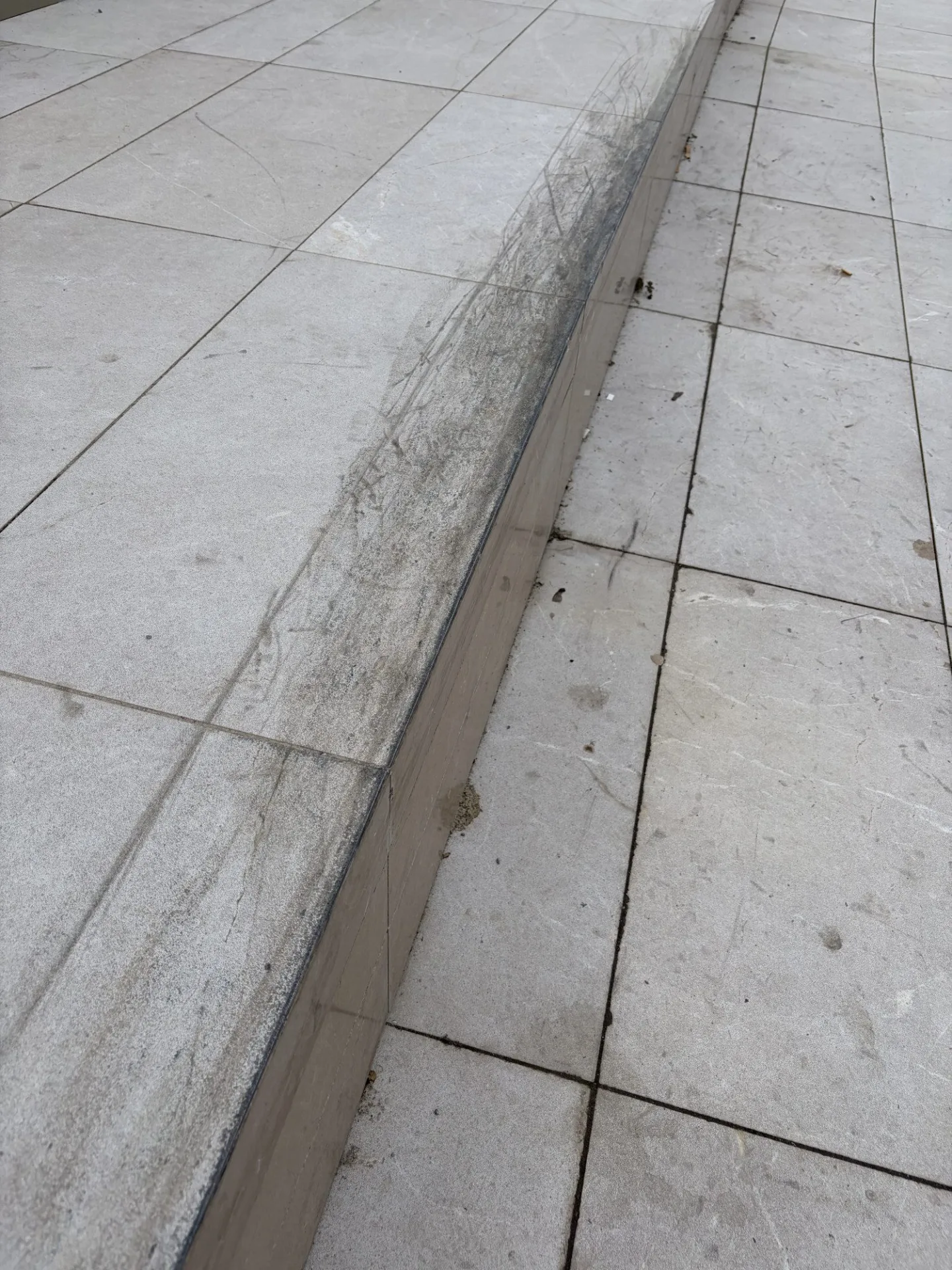 Skateboardisté si zajezdili u Slavie, poničili však schodiště. Policie zpřísní dohled