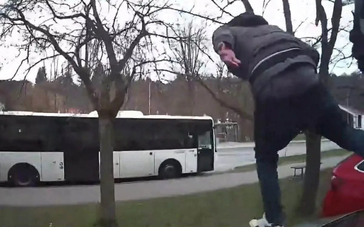 Zdrogovaný agresor řádil v Krumlově. Napadl lidi, skákal na auta a zranil i policisty