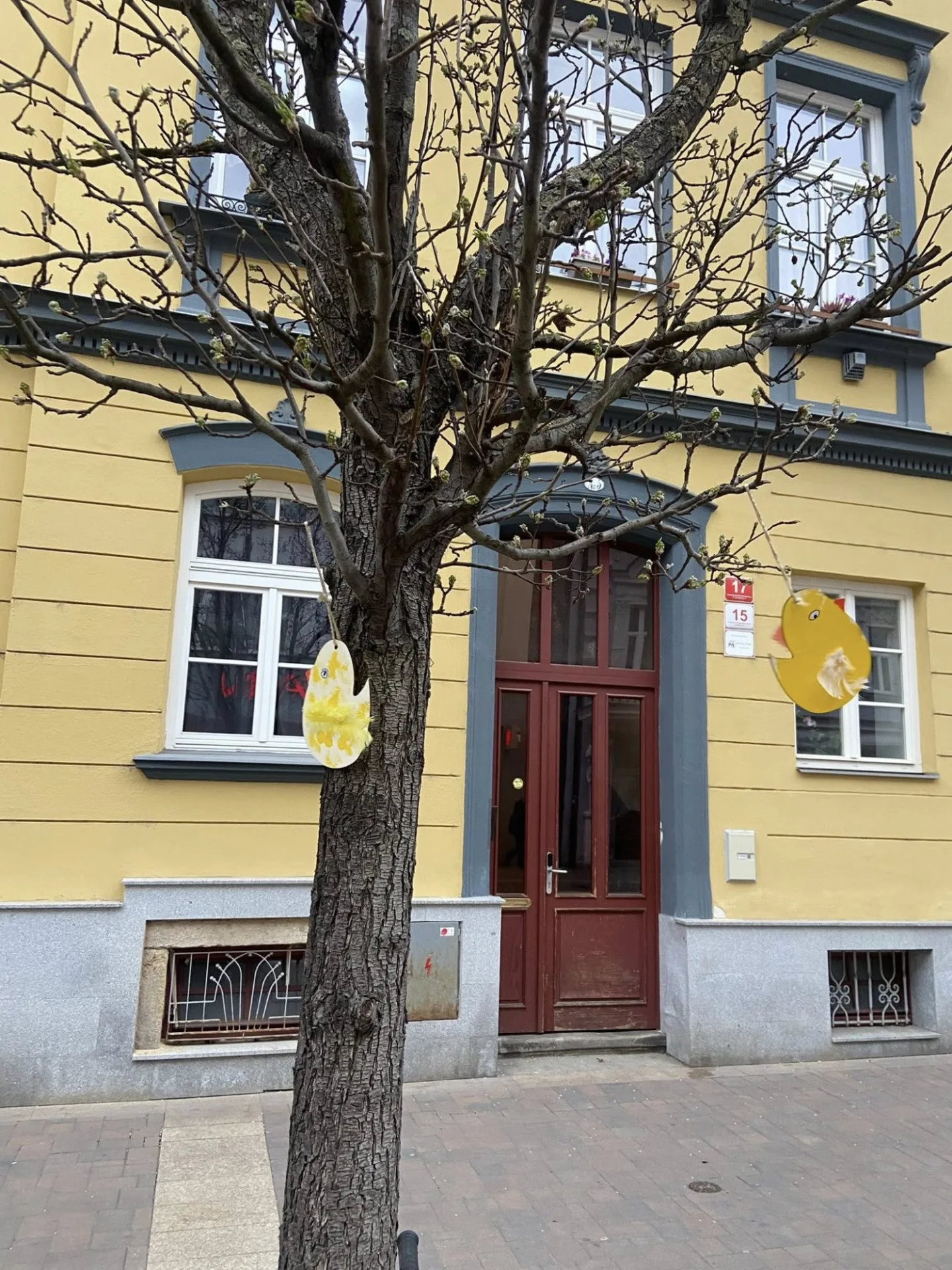 Budějovice mají novou velikonoční výzdobu. Zajíčky i kraslice letos vyrobily děti