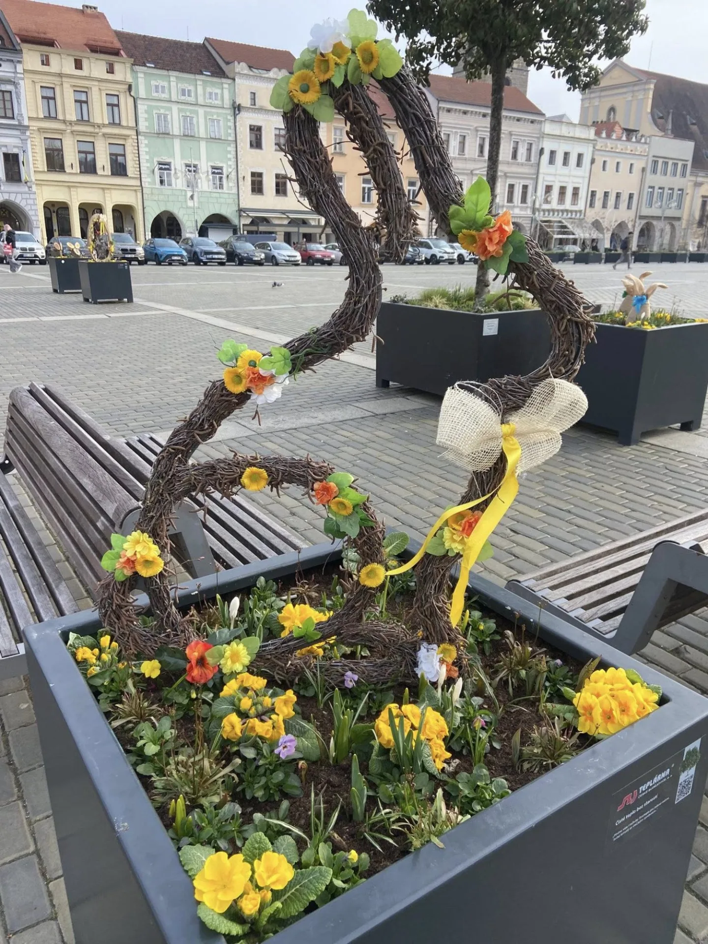 Budějovice mají novou velikonoční výzdobu. Zajíčky i kraslice letos vyrobily děti