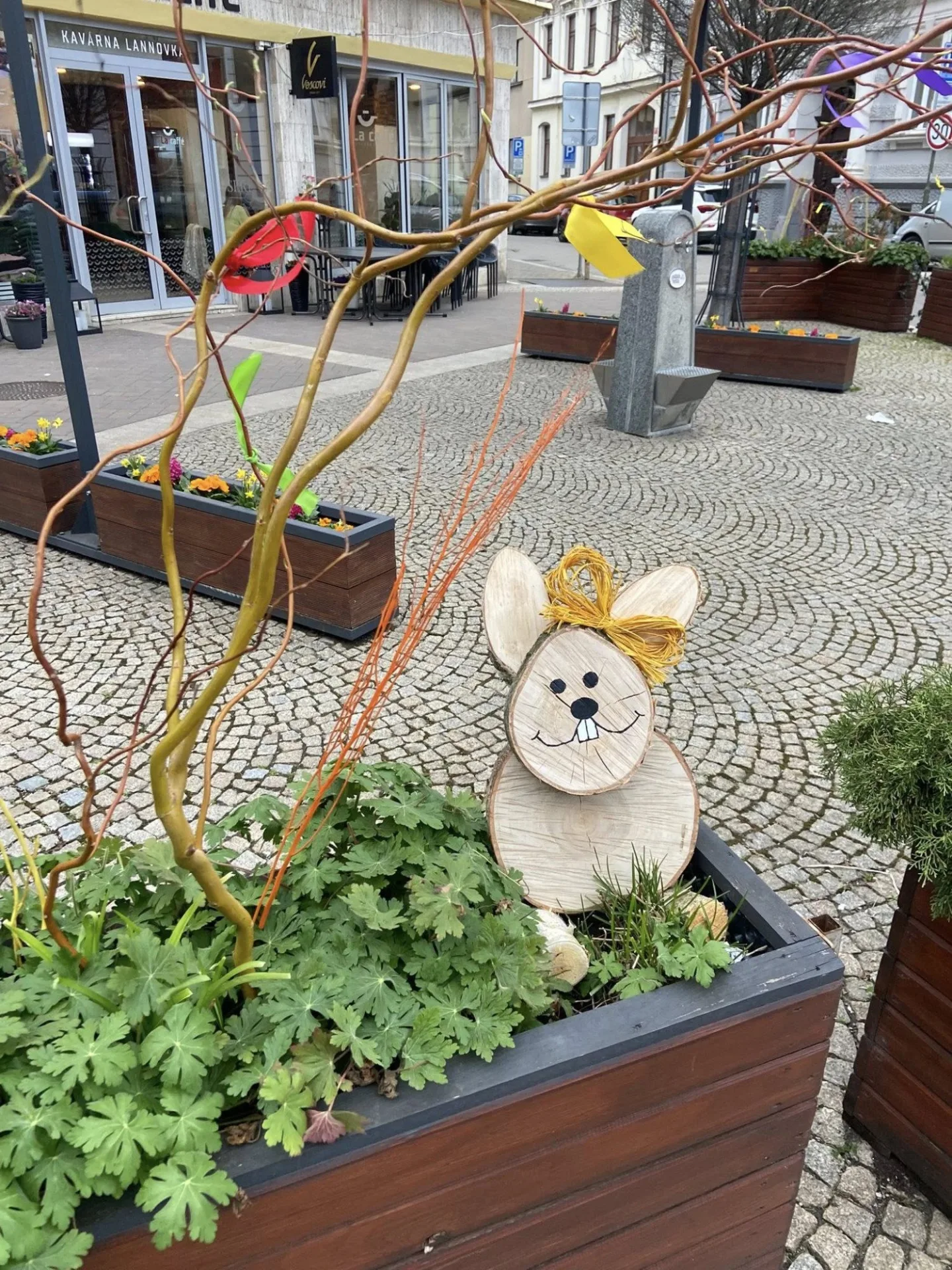 Budějovice mají novou velikonoční výzdobu. Zajíčky i kraslice letos vyrobily děti