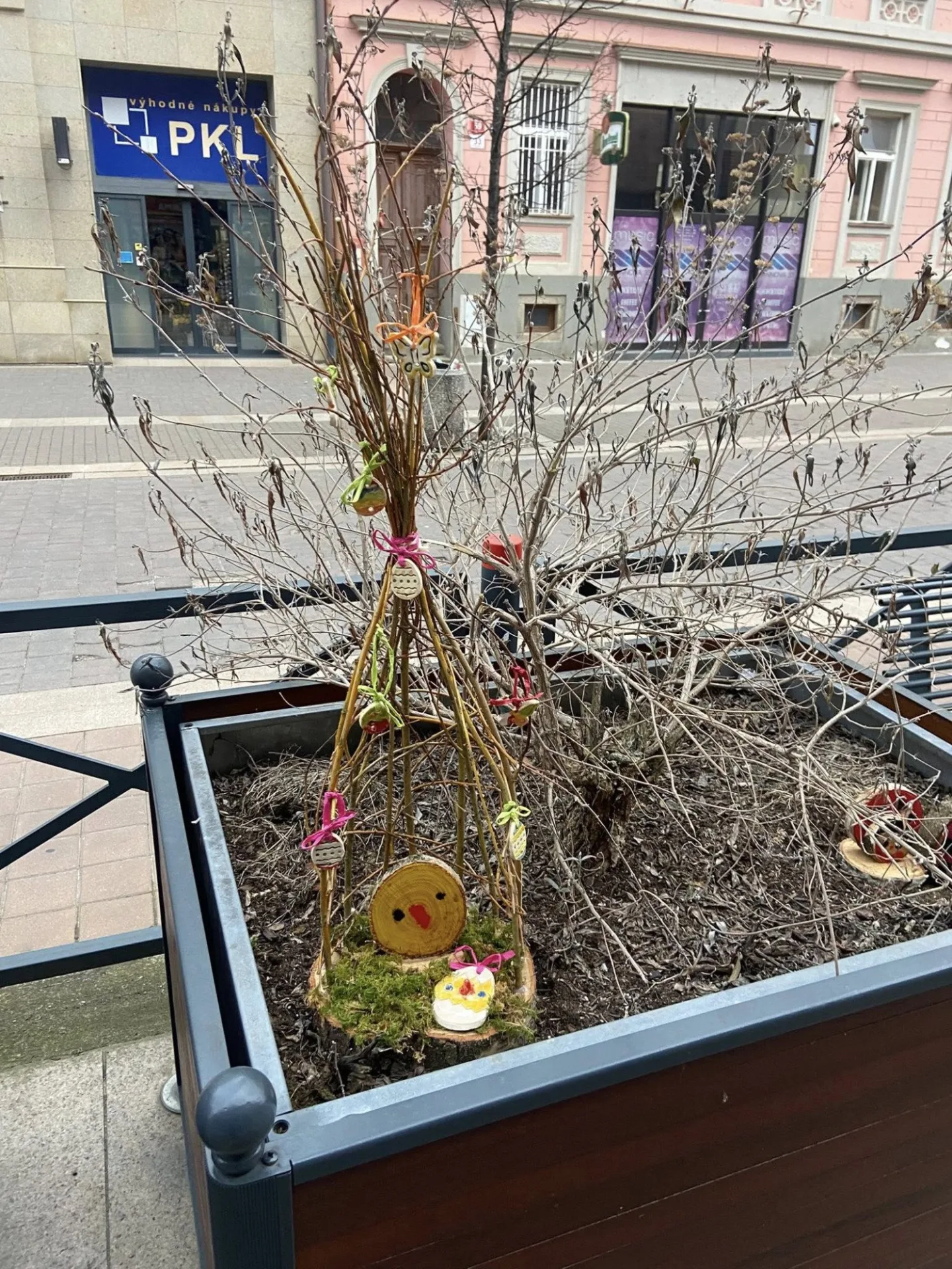 Budějovice mají novou velikonoční výzdobu. Zajíčky i kraslice letos vyrobily děti