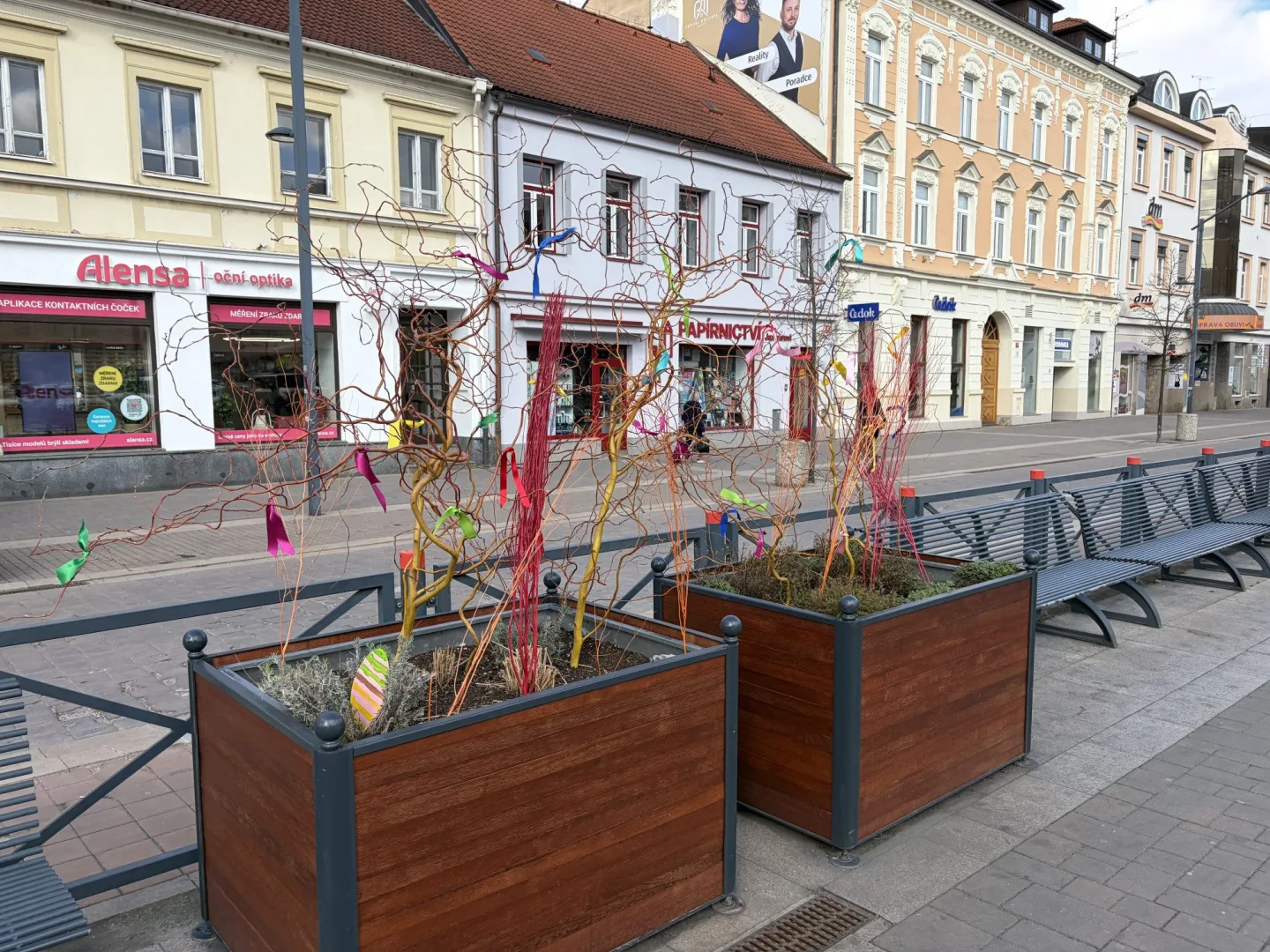 Budějovice mají novou velikonoční výzdobu. Zajíčky i kraslice letos vyrobily děti