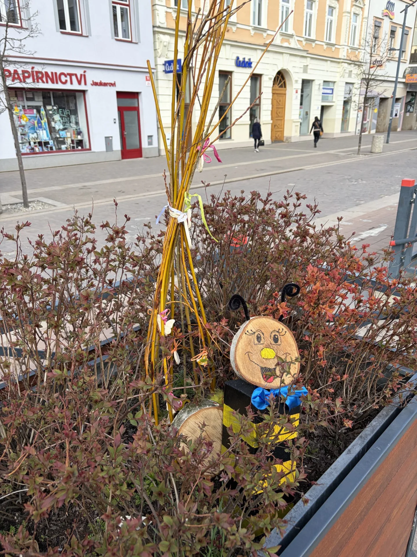 Budějovice mají novou velikonoční výzdobu. Zajíčky i kraslice letos vyrobily děti