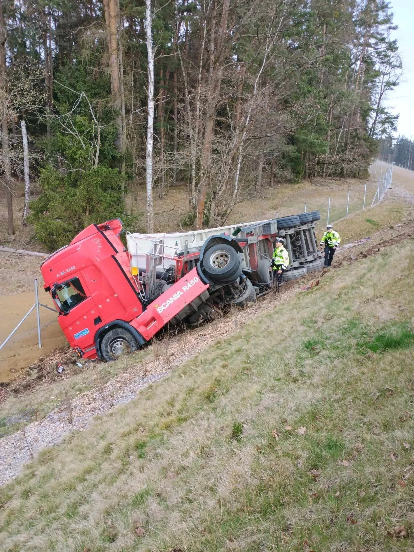 Dramatické dva dny na D3. Provoz ochromily nehody kamionů i hořící auto