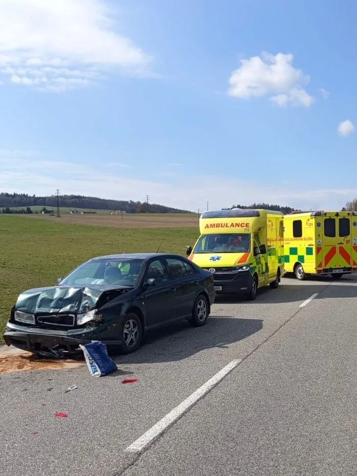 Čelní střet na Písecku uzavřel frekventovanou silnici. Zranilo pět lidí