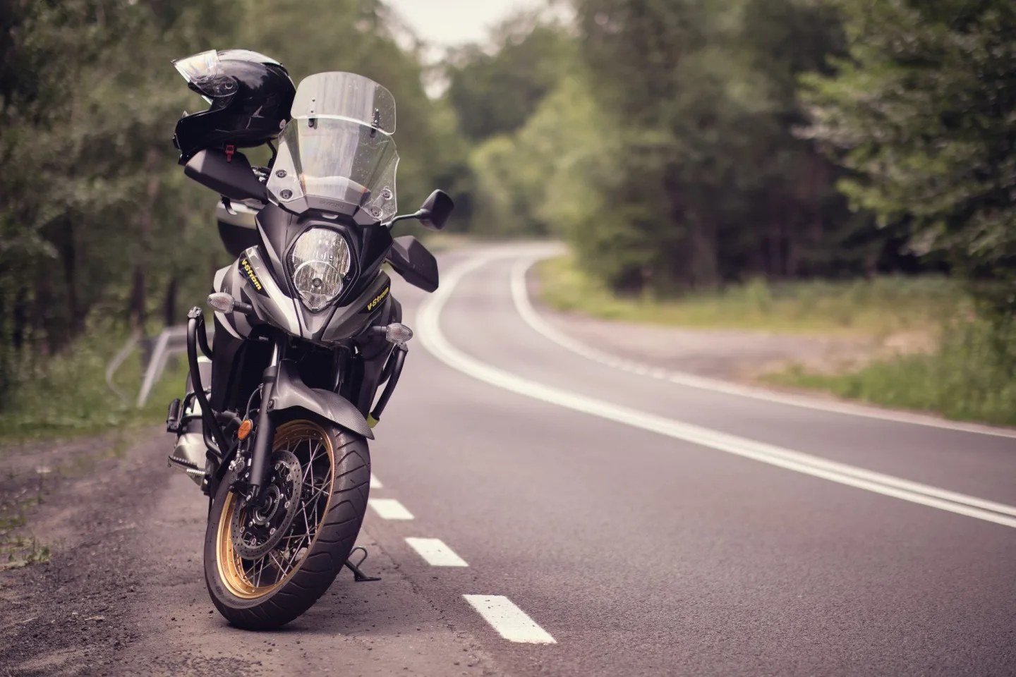 Motorkář se vysekal u Chvalešovic, spolujezdkyni vrtulník převezl v kritickém stavu