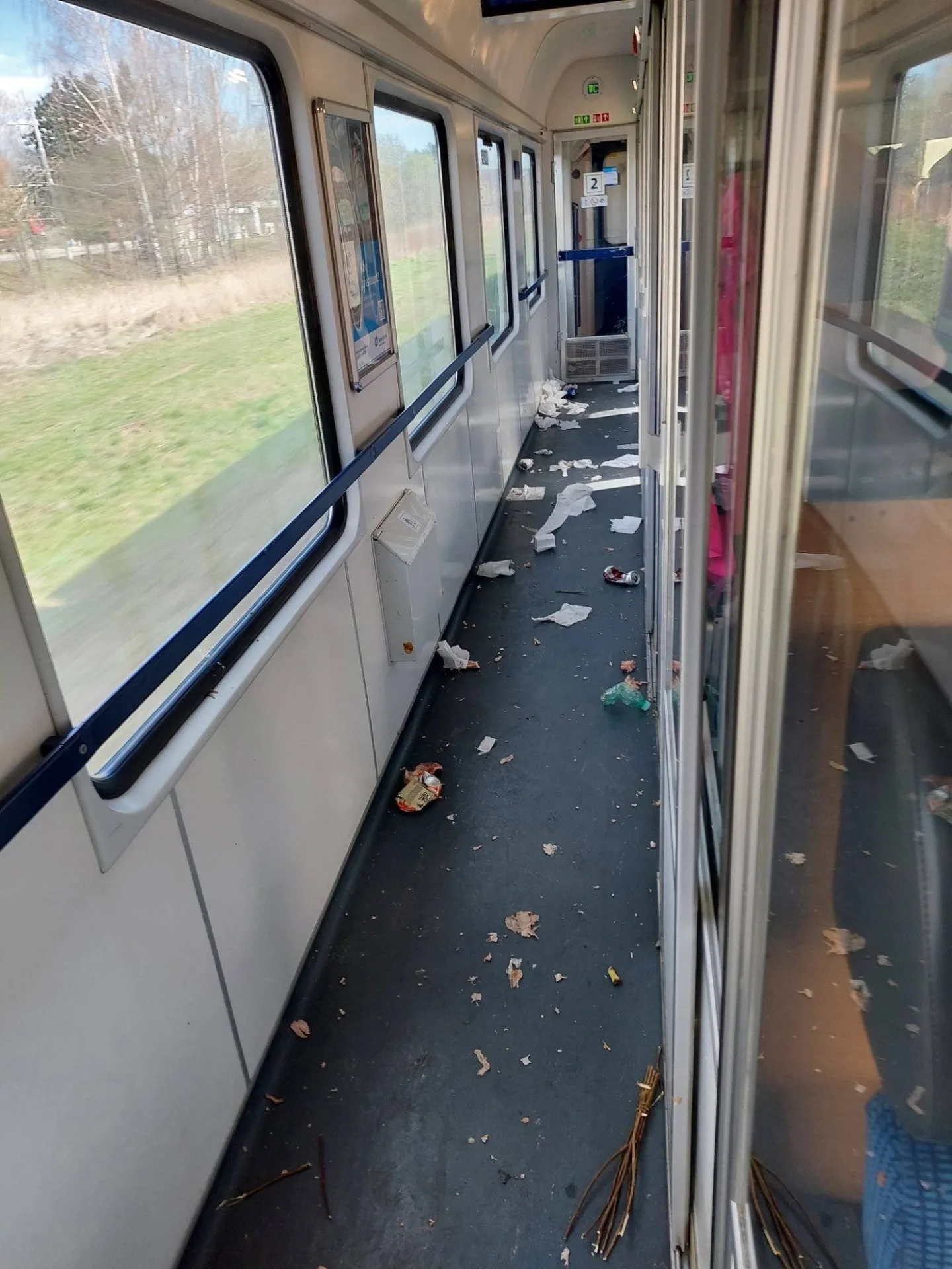 Řev, nepořádek i obtěžování. Fanoušci Dynama řádili ve vlaku, policie je vyvedla