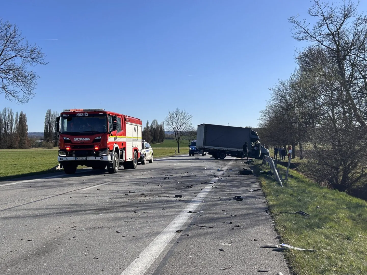 Závažná nehoda dodávky s osobním uzavřela silnici u Vodňan