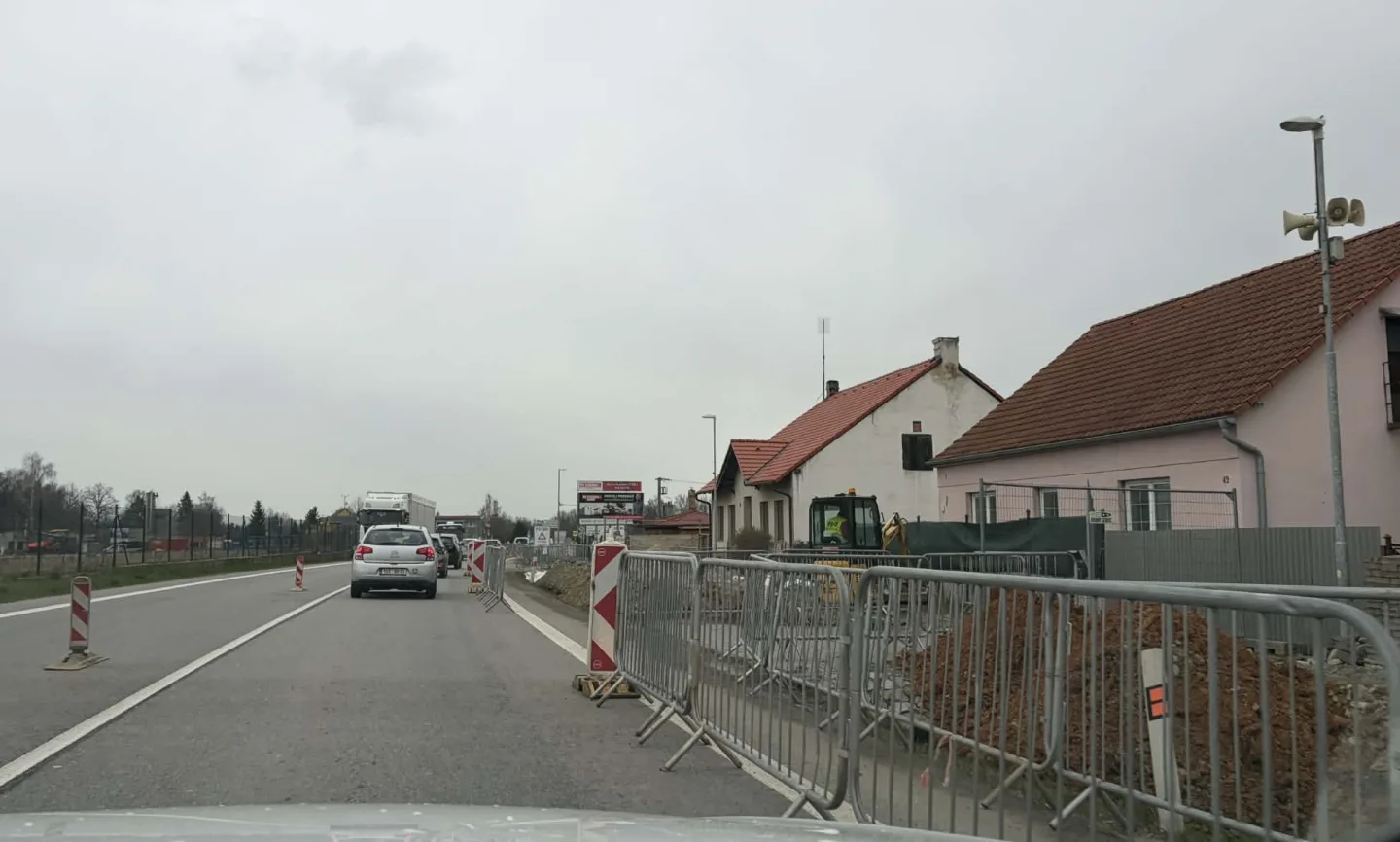 Výstavba křižovatky u letiště omezí dopravu v Plané, provoz bude řízen kyvadlově