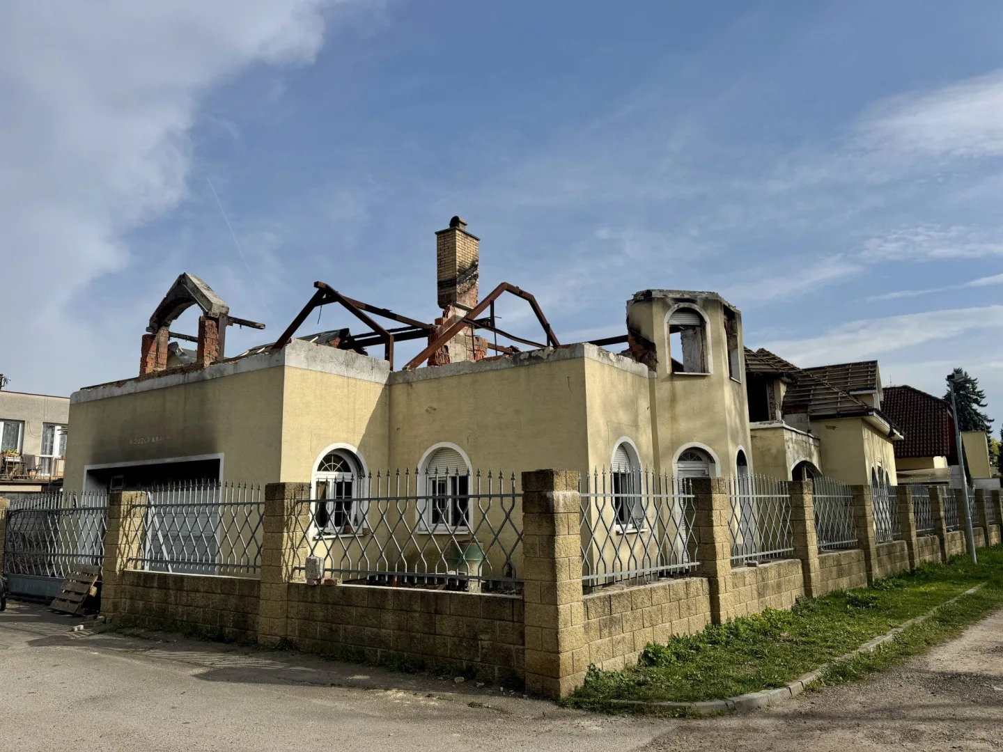 Vila hrůzy mění majitele. Z objektu vyvezl 50 kontejnerů odpadu a kolec injekcí