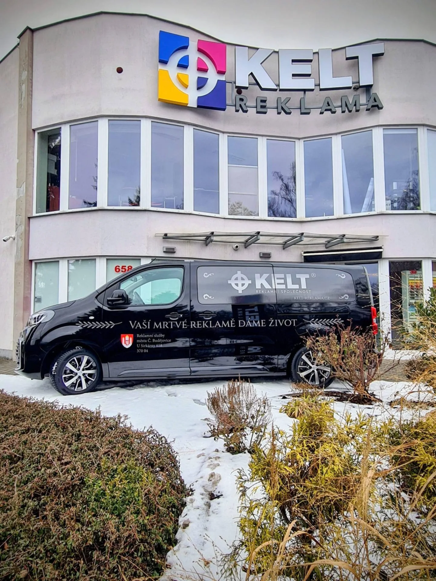 Pohřebák, který pobaví. Rebelové ze společnosti KELT vdechnou reklamě nový život