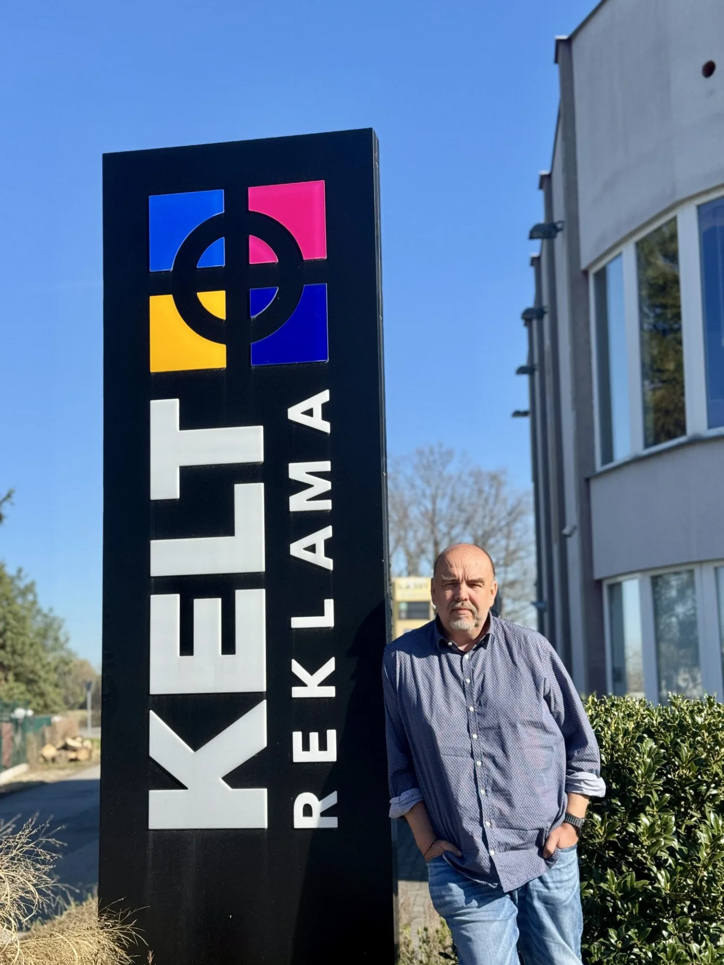 Pohřebák, který pobaví. Rebelové ze společnosti KELT vdechnou reklamě nový život
