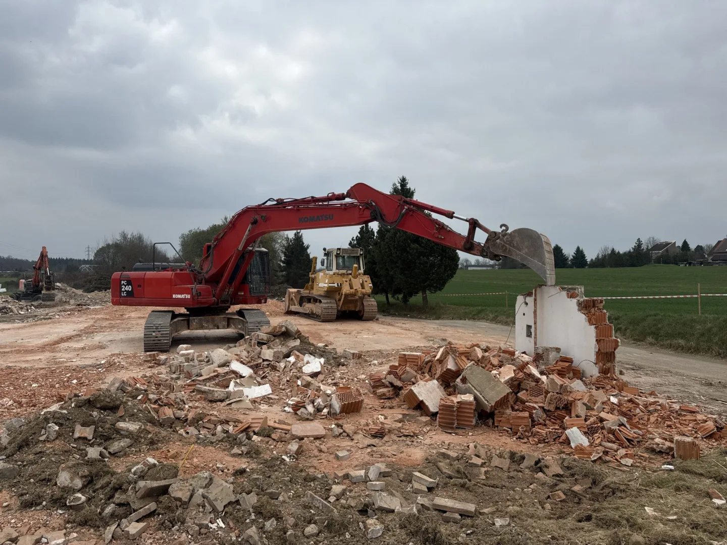 Konec dlouhého sporu. ŘSD začalo bourat motocentrum na D3 u Tábora
