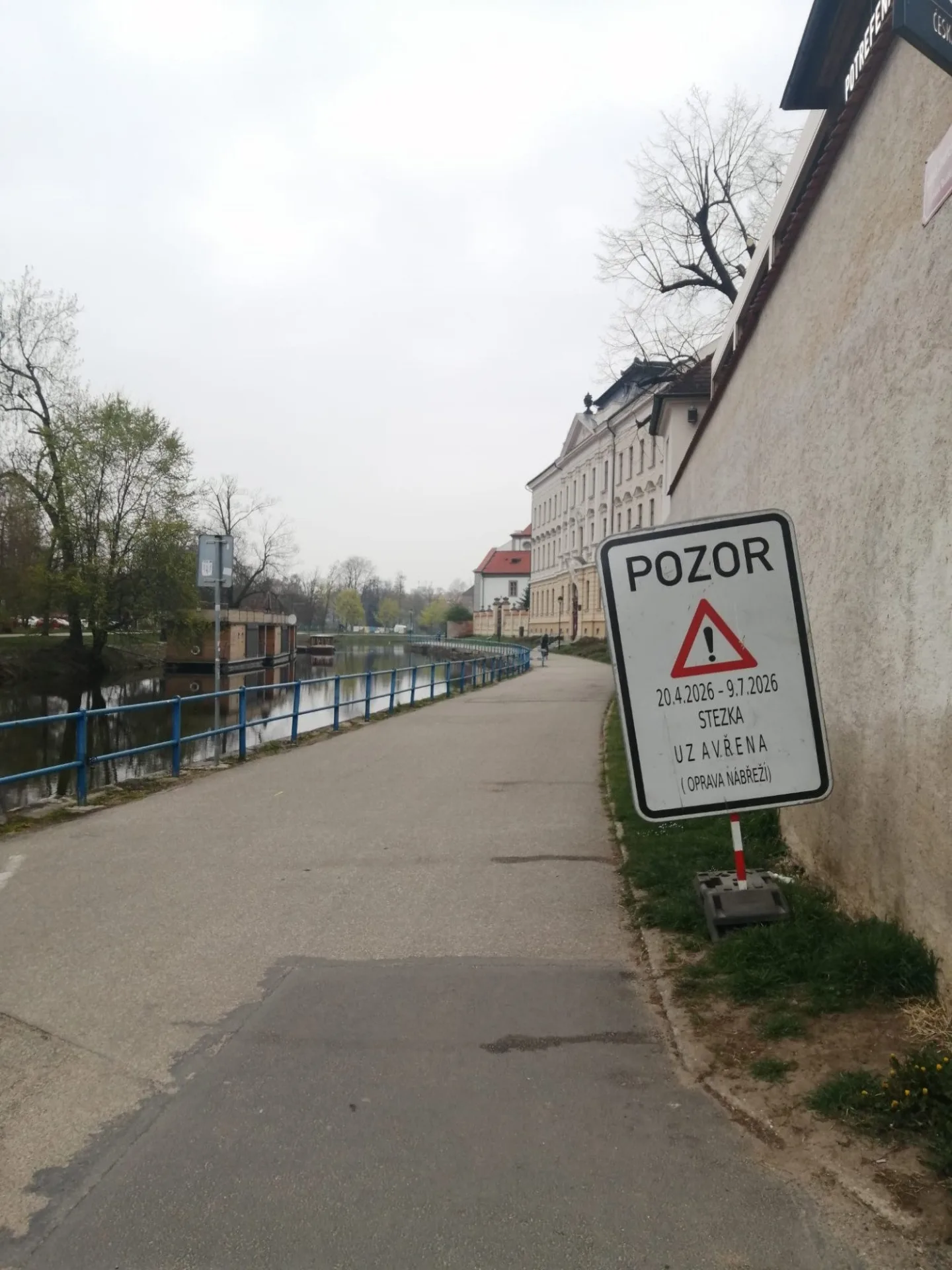 Uvolněné kameny a rozpadající se zeď. Stezka podél Slepého ramene se uzavře