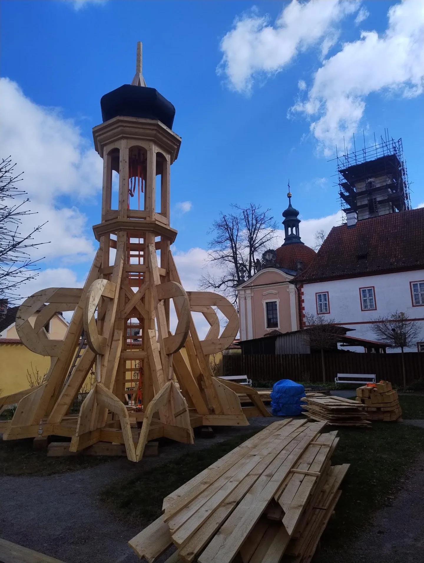 Věž kostela z 15. století v Borovanech na Českobudějovicku dostala novou kupoli