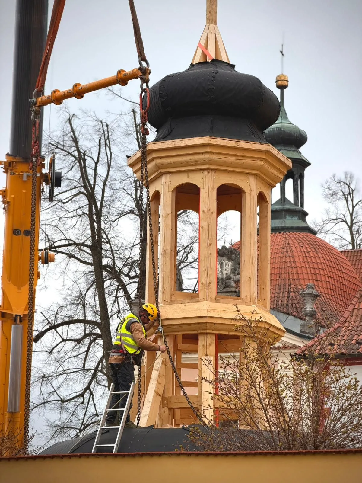 Věž kostela z 15. století v Borovanech na Českobudějovicku dostala novou kupoli