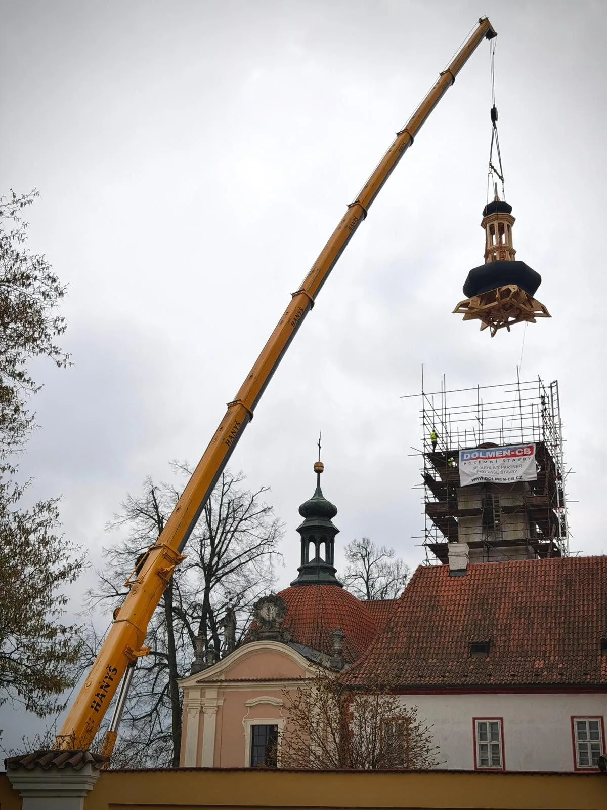 Věž kostela z 15. století v Borovanech na Českobudějovicku dostala novou kupoli