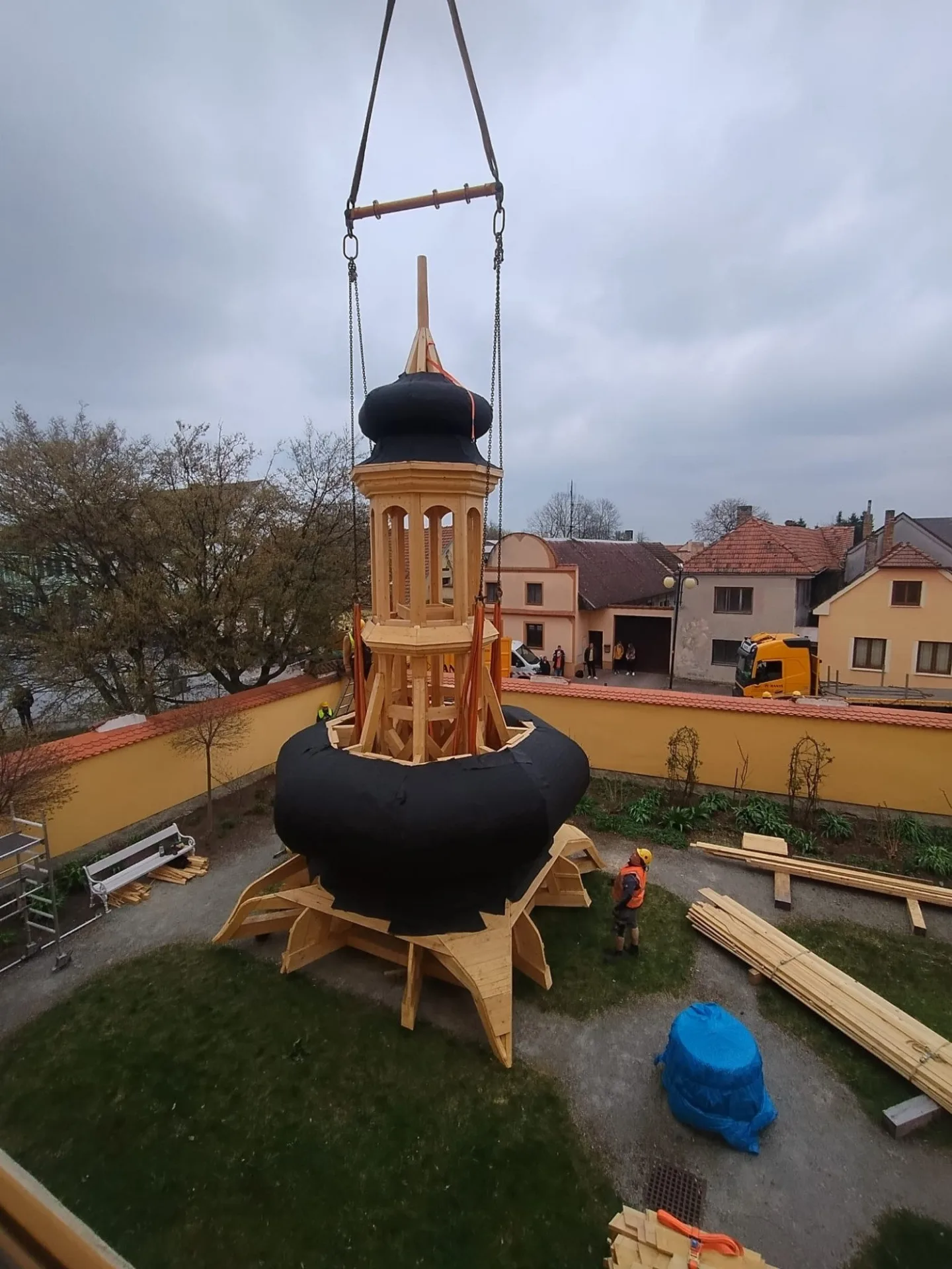 Věž kostela z 15. století v Borovanech na Českobudějovicku dostala novou kupoli