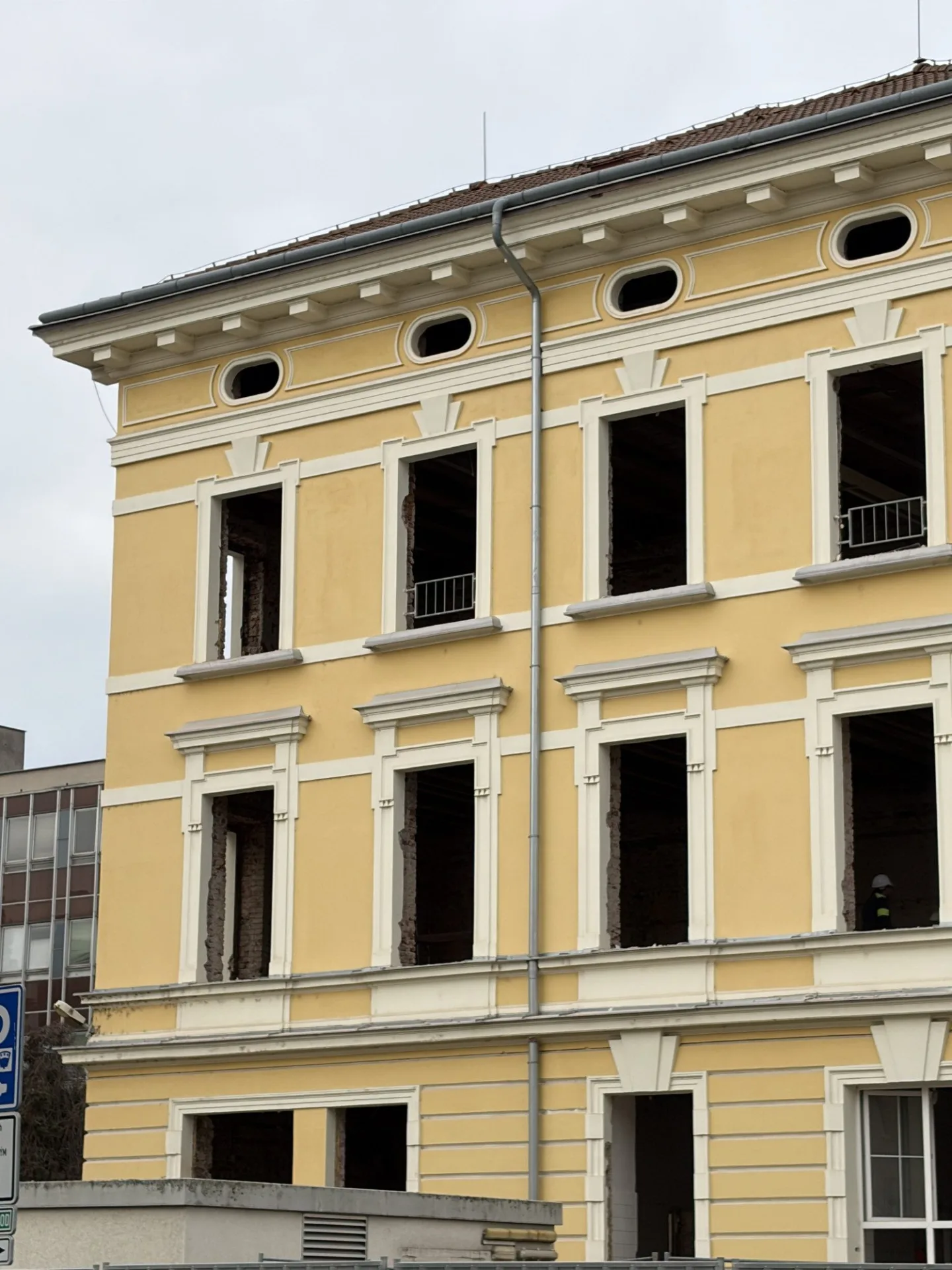 Přestavba bývalé vojenské nemocnice jde podle plánu, kraji se ozývají první zájemci