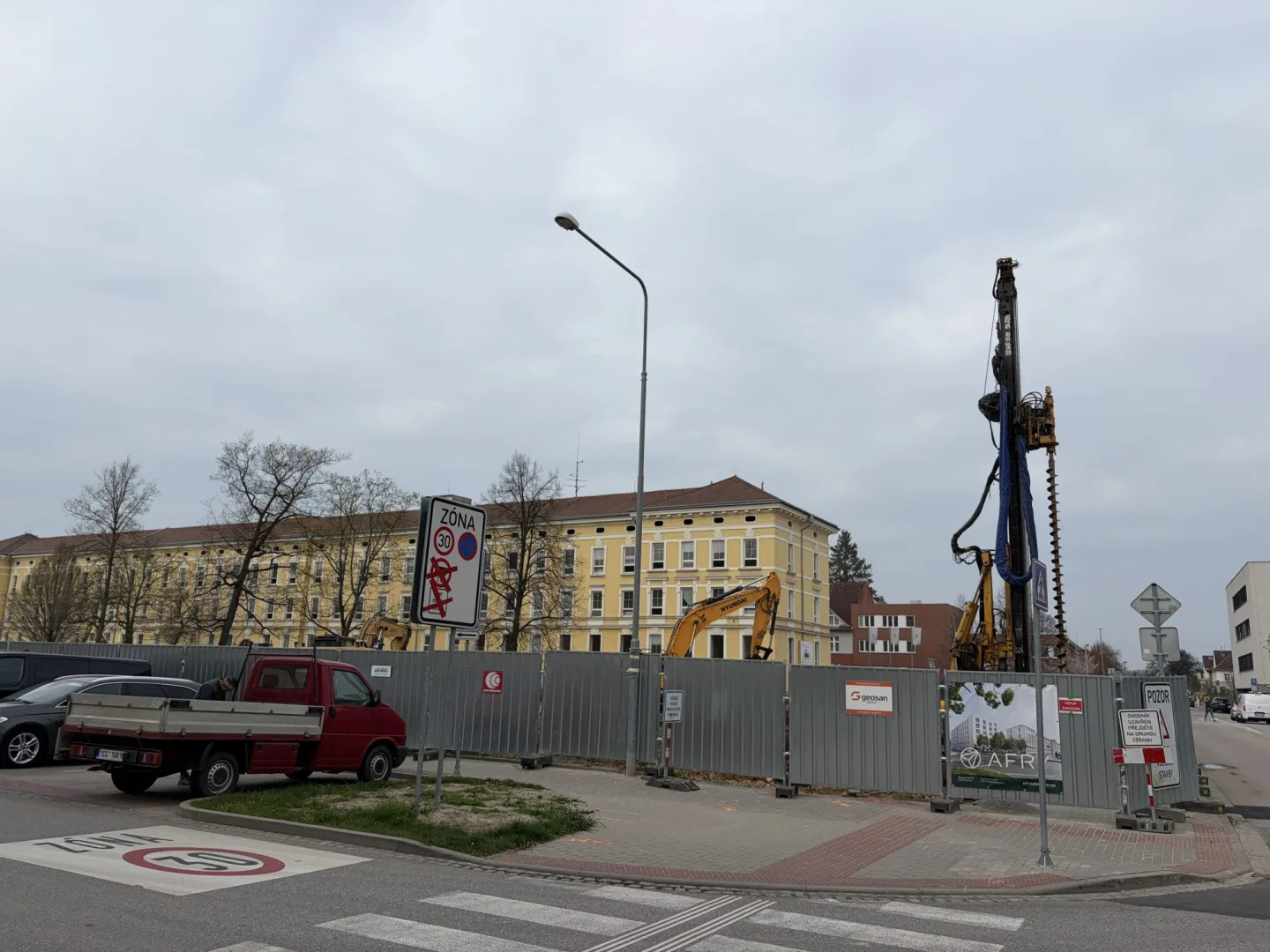 Přestavba bývalé vojenské nemocnice jde podle plánu, kraji se ozývají první zájemci