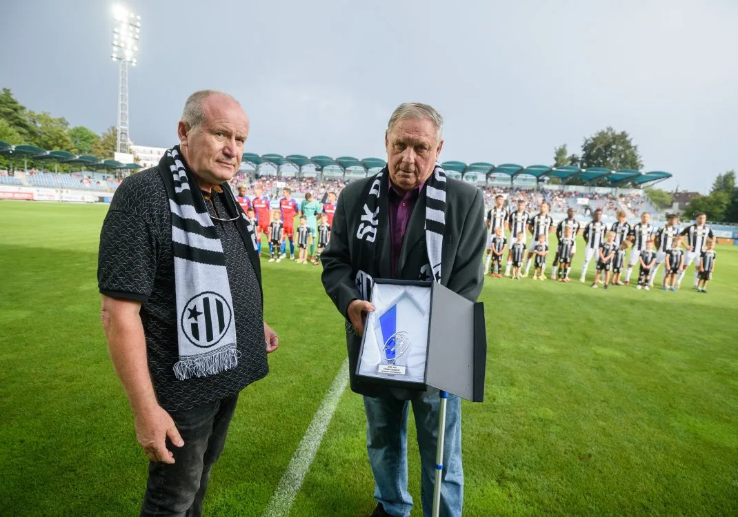 Vedení Dynama kritizují i legendy klubu. Otevřeným dopisem vyzvali k prodeji klubu