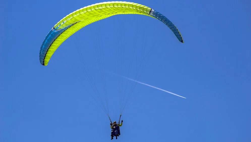 U Strakonic se zřítila mladá paraglidistka, utrpěla zranění hlavy