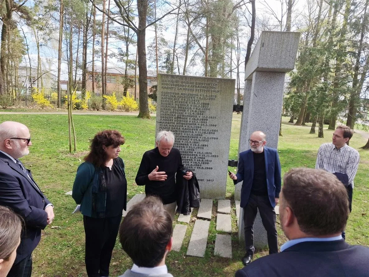 V Suchdole nad Lužnicí uctili oběti holokaustu. Instalovali nové kameny zmizelých