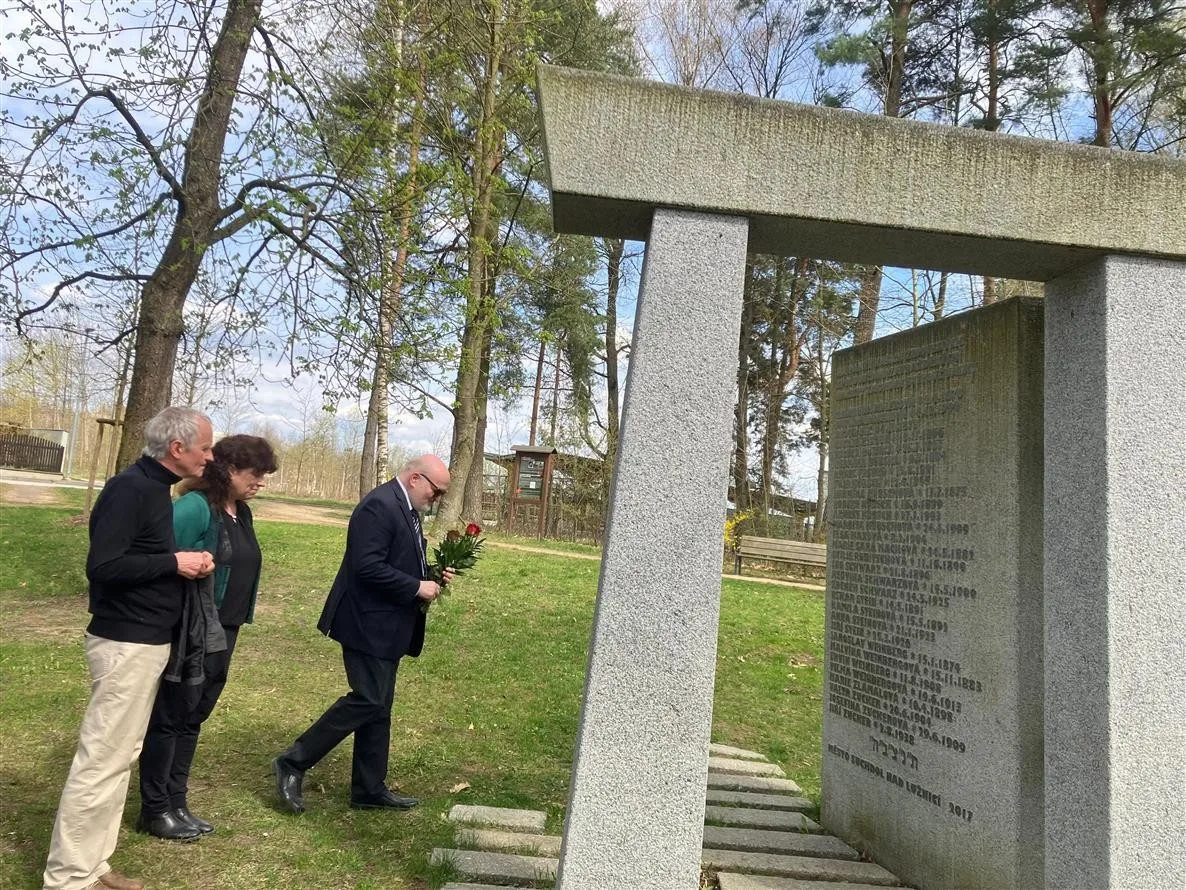 V Suchdole nad Lužnicí uctili oběti holokaustu. Instalovali nové kameny zmizelých