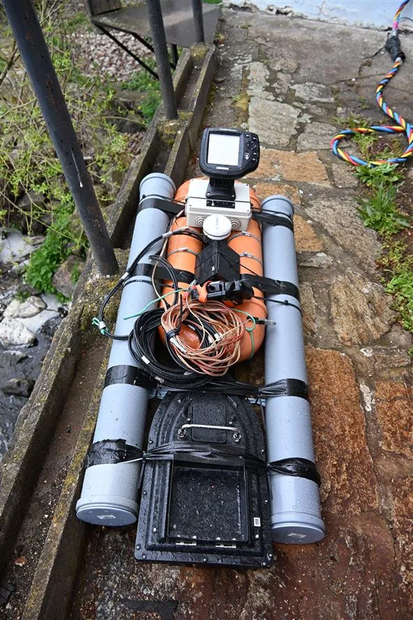 Pod hladinu Otavy. Potápěči se brodili bahnem při obnově česel Křižíkovy elektrárny