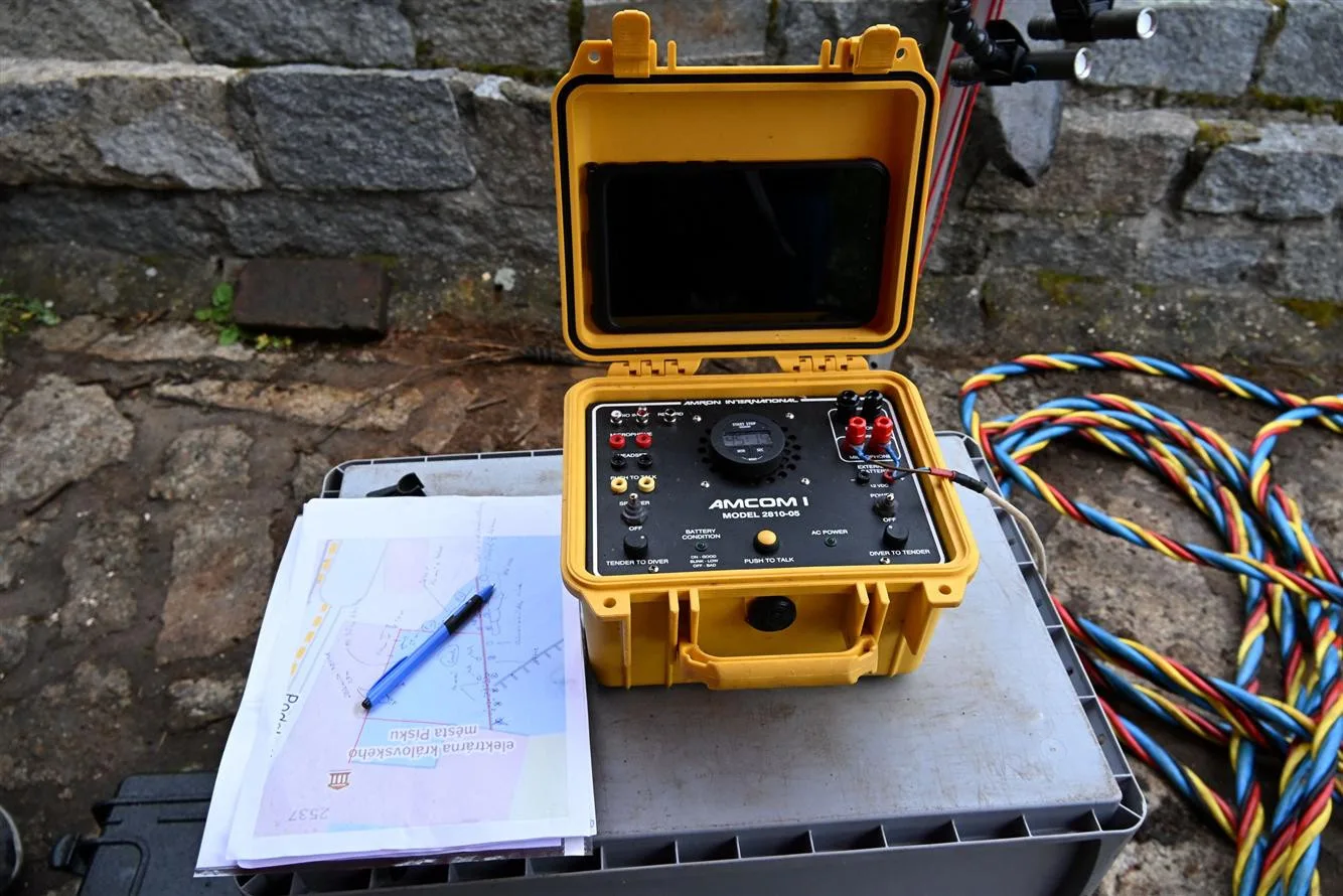 Pod hladinu Otavy. Potápěči se brodili bahnem při obnově česel Křižíkovy elektrárny