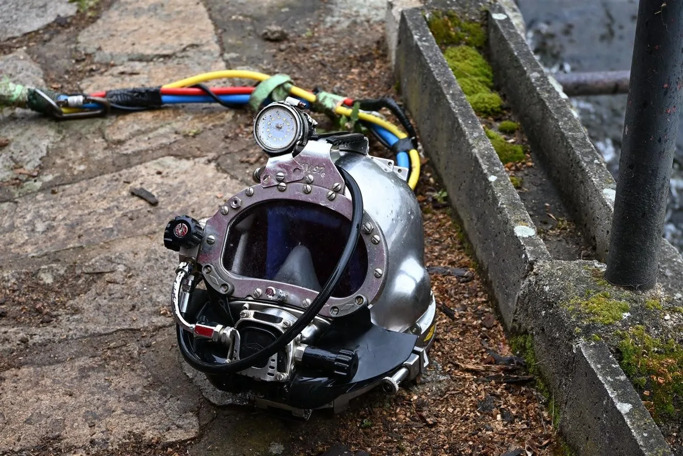 Pod hladinu Otavy. Potápěči se brodili bahnem při obnově česel Křižíkovy elektrárny