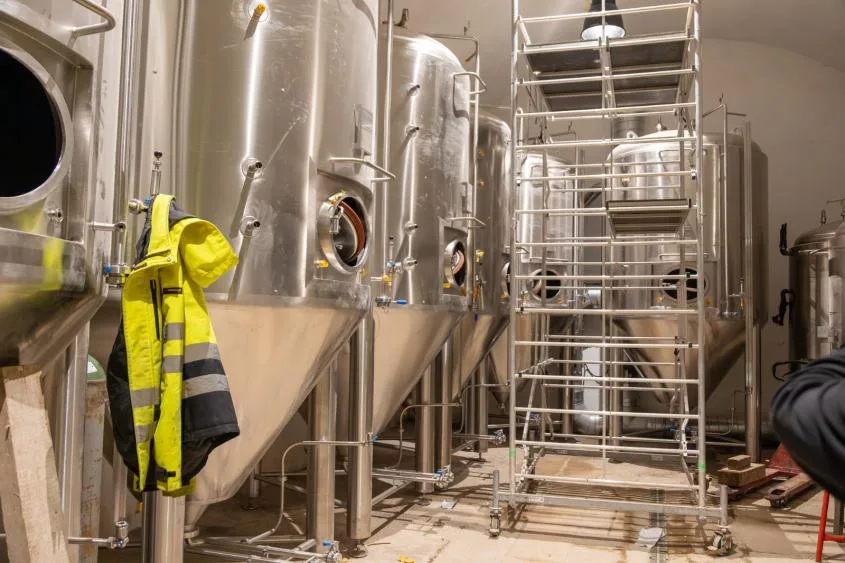 Objev ve skále i nové pivo. Rekonstrukce pivovaru v Jindřichově Hradci jde do finále