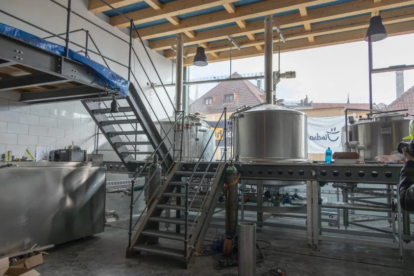 Objev ve skále i nové pivo. Rekonstrukce pivovaru v Jindřichově Hradci jde do finále