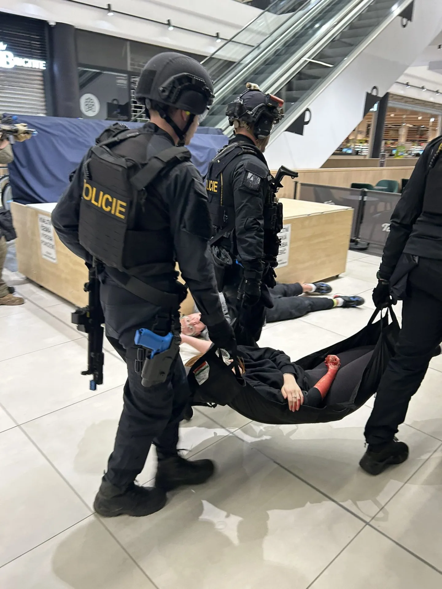 FOTO: Umělá krev a zásah proti útočníkovi. Policie i záchranáři trénovali u Mercury