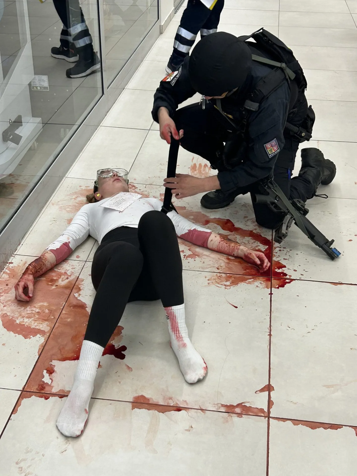 FOTO: Umělá krev a zásah proti útočníkovi. Policie i záchranáři trénovali u Mercury