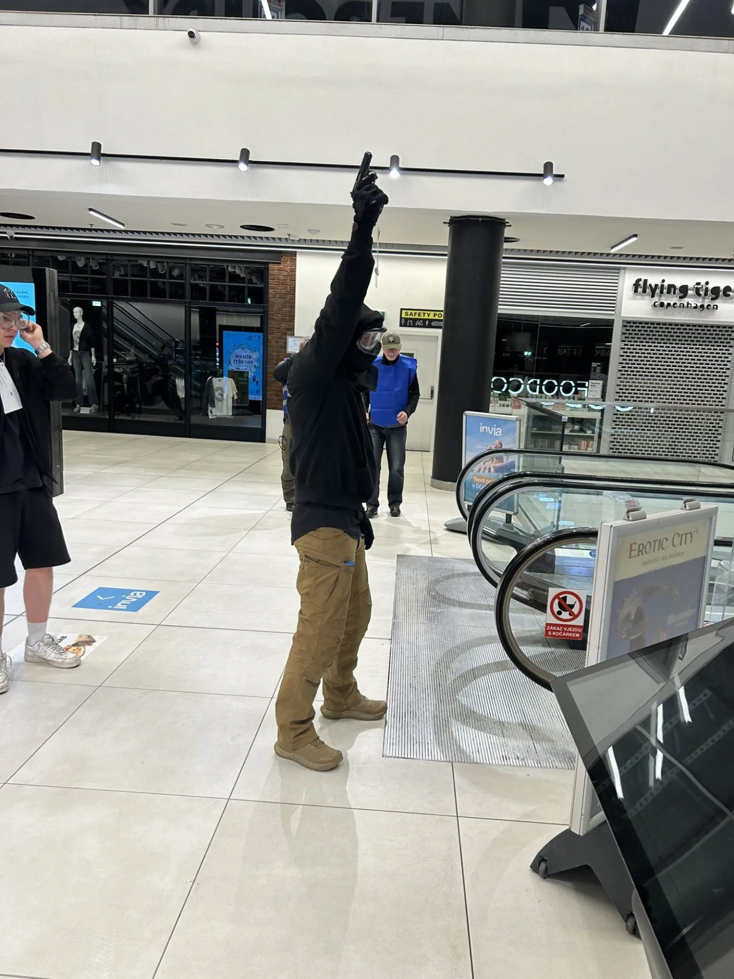 FOTO: Umělá krev a zásah proti útočníkovi. Policie i záchranáři trénovali u Mercury