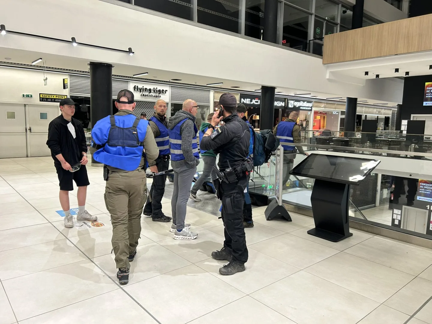 FOTO: Umělá krev a zásah proti útočníkovi. Policie i záchranáři trénovali u Mercury