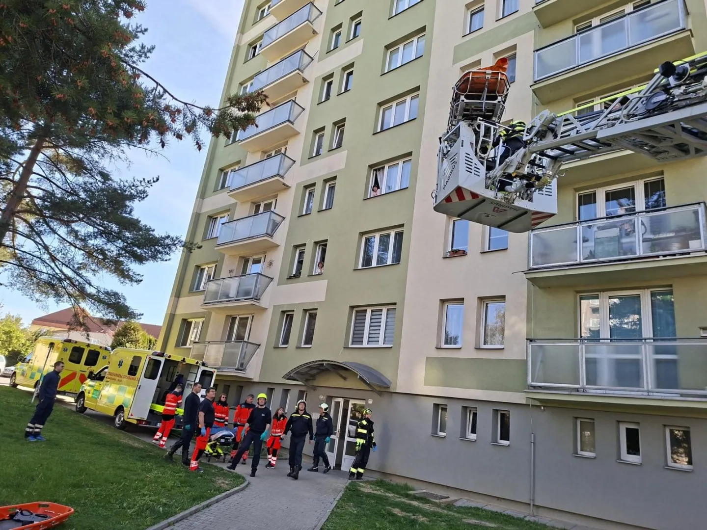 Po schodech to nešlo, tak ho vzali oknem. Pacienta snesli hasiči za pomoci žebříku